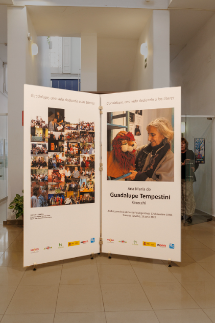 Expositor del Homenaje a Guadalupe Tempestini en el vestíbulo del Teatro Alameda, de Sevilla.(Foto María José González de la Lastra)
